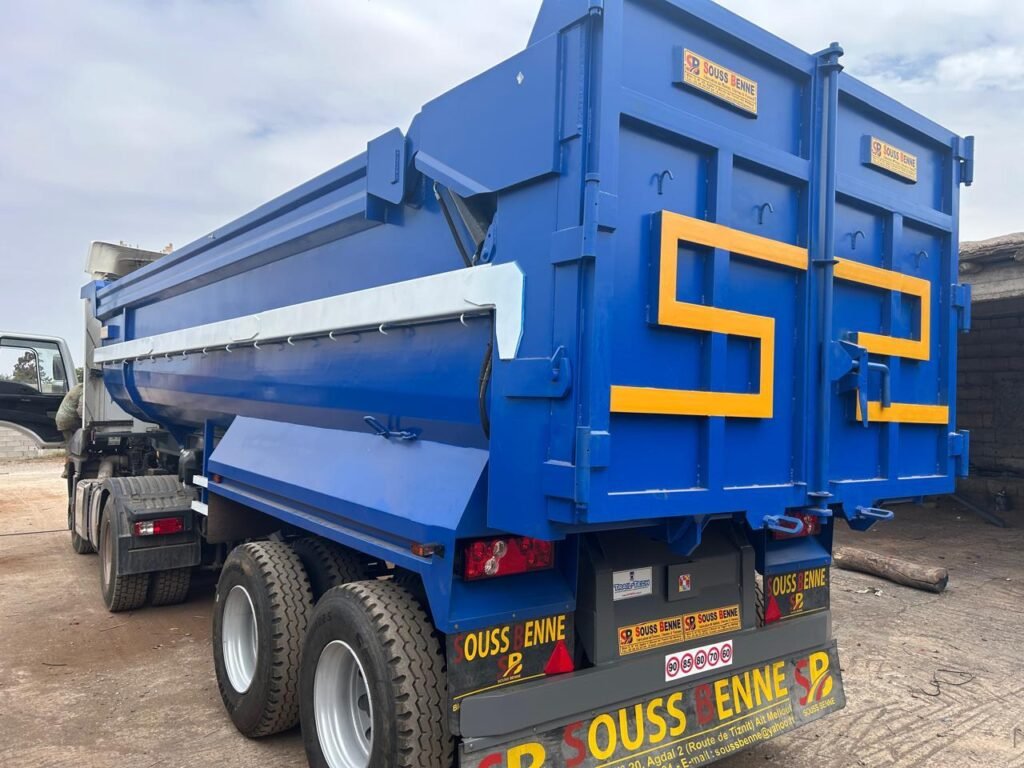 Benne bleue Souss Benne, vue arrière de la caisse et des portes