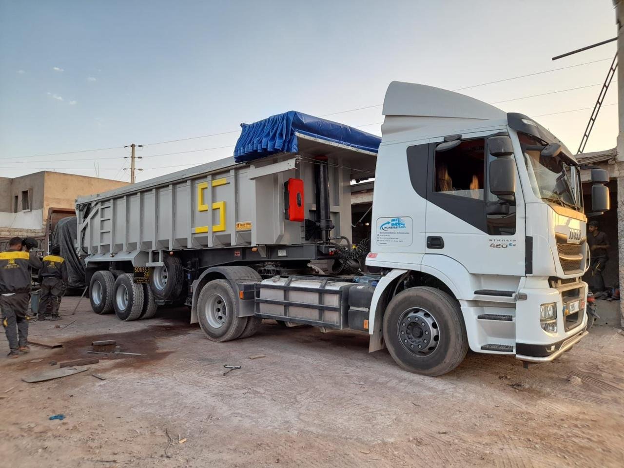 Camion benne en atelier Souss Benne