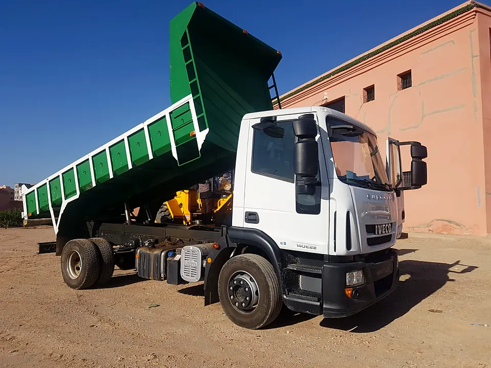 Benne basculante verte et blanche relevée sur camion Iveco Eurocargo, fabriquée par Souss Benne à Aït Melloul
