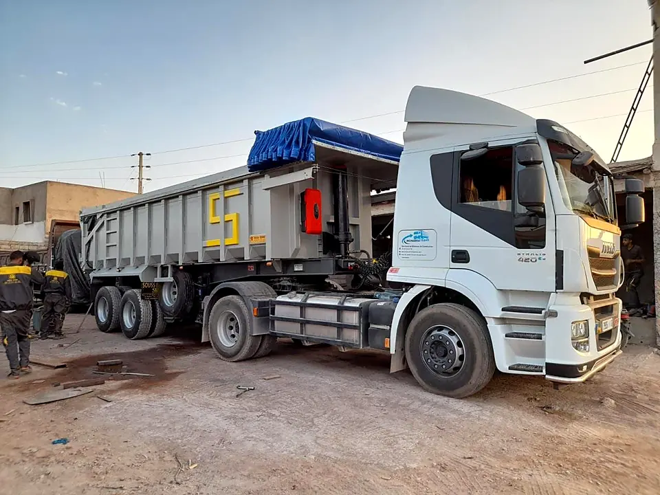 Camion benne grise à l’atelier Souss Benne d’Aït Melloul – réparation et carrosserie