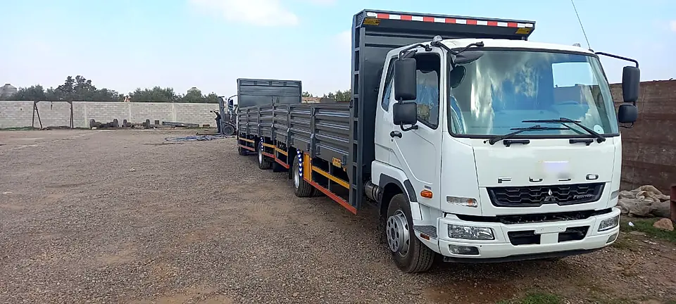 Camion plateau à ridelles sur Mitsubishi Fuso, carrosserie réalisée par Souss Benne