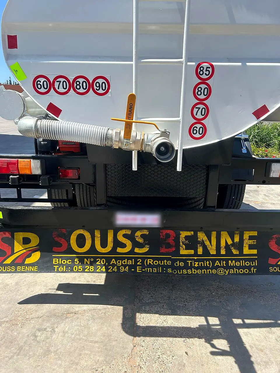 Arrière d’une citerne en inox avec vanne de vidange et pare-chocs Souss Benne