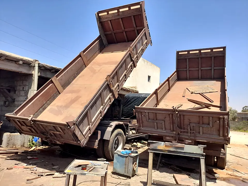 Deux bennes basculantes en cours de fabrication dans l’atelier Souss Benne d’Aït Melloul